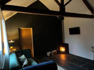 ein Wohnzimmer mit Sofa und Kamin in der Unterkunft Coach Lodge in Torworth