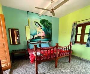 ein Schlafzimmer mit einem Bett und einem Gemälde an der Wand in der Unterkunft Hotel Paramount Palace in Pushkar