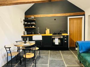 eine Küche mit Tisch und Stühlen in einem Zimmer in der Unterkunft Coach Lodge in Torworth + 11 Fotos