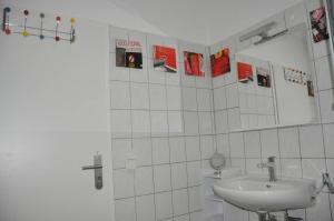 Et badeværelse på 2-Zimmer-Appartment in Troisdorf Sieglar + 28 billeder