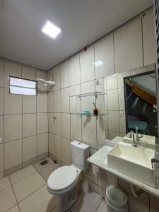 Et badeværelse på Casa ampla com vista pra mata + 2 billeder