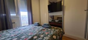 una camera da letto con un letto con asciugamani sopra di Miletić Lux a Zemun