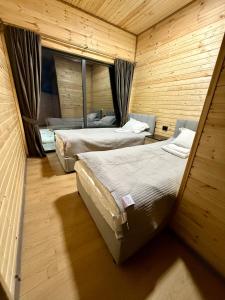 En eller flere senge i et værelse på Jabalake Kolsay resort