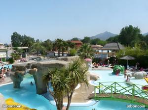 - une piscine dans un parc aquatique dans l'établissement Mobil-Home, à Argelès-sur-Mer