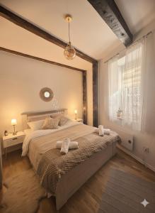 una camera da letto con un letto grande e una finestra di Apartman Mona a Sarajevo