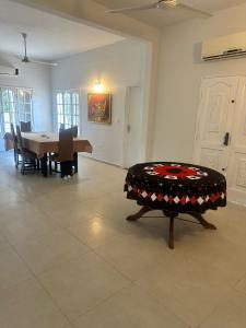 ein Wohnzimmer mit einem Tisch und einem Tisch sidx sidx sidx sidx in der Unterkunft Lo de Ati Sanber in San Bernardino