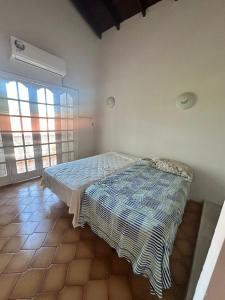 ein Schlafzimmer mit einem Bett in der Zimmerecke in der Unterkunft Lo de Ati Sanber in San Bernardino + 11 Fotos