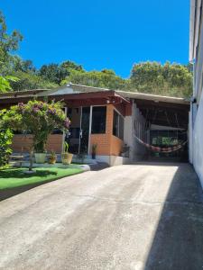 an empty driveway in front of a building at Lugar Acolhedor e Próximo a Natureza in Florianópolis