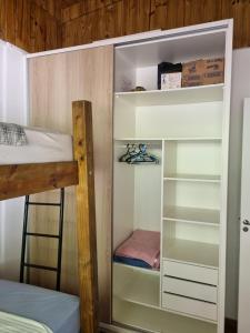 a room with a bunk bed and a closet at Lugar Acolhedor e Próximo a Natureza in Florianópolis