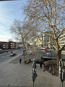 Nabolaget omkring lejlighedshotellet eller i nærheden