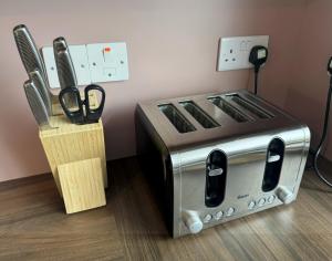 een keuken met een fornuis en een messenblok bij Withi-Gill in Navershaw