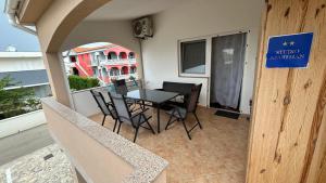 a balcony with a table and chairs on a balcony at Apartman a tengernél in Vir