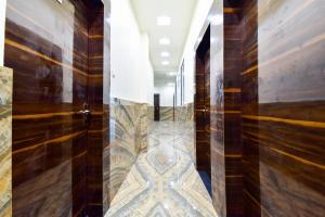 un corridoio con pareti in legno e pavimento in legno di Hotel O Pink Orchid a Kota