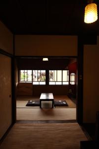 um quarto com uma mesa no meio de um quarto em Guest House Ui-ca em Kanazawa