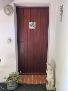 una porta rossa con un cartello che dice "mi dispiace, sei pigro" di Chambre indépendante maison Typique Provençale a Seillans