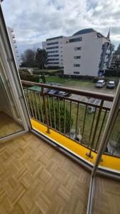 un balcon avec vue sur une ville dans l'établissement Sunny Place Geneva 15 min Train, à Versoix