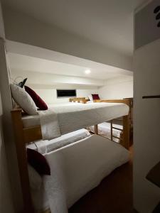 2 stapelbedden in een kamer met 3-3-3-3-3-3-3-3-3-3-3-3-3-3-3-3-3-2-3-3-2-3-3-2-3-3-3-3-2-3-3-3-2-3-3-3-3-2-3-3-3-2 bij Ayenda Marana in Manizales