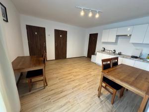 Køkken eller tekøkken på AMBER Pensjonat LOTNISKO PARKINg