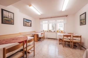 een eetkamer met tafels en stoelen en een aanrecht bij Penzion U Pošty Blatná in Strakonice