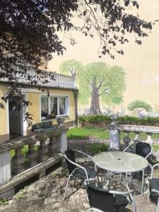 een tafel en stoelen voor een huis bij Penzion U Pošty Blatná in Strakonice