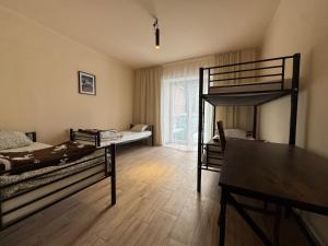 En eller flere senge i et værelse på AMBER Pensjonat LOTNISKO PARKINg