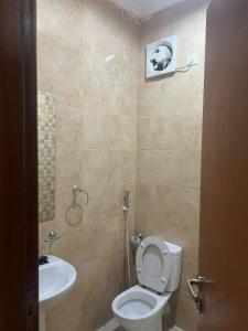 a bathroom with a toilet and a sink at فندق منارة العزيزية in Al Gharīth