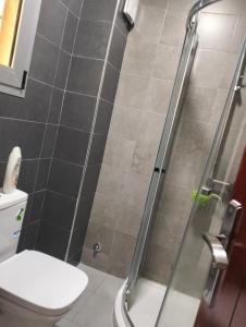 een badkamer met een glazen douche met toilet bij Kitchen sofa tolite And Rome in Sale