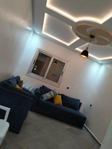 een woonkamer met een blauwe bank en een raam bij Kitchen sofa tolite And Rome in Sale