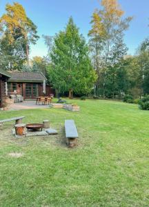 En have udenfor Summerhouse In Forest Near Rørvig Beach