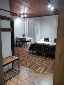 En eller flere senge i et værelse på Alpina