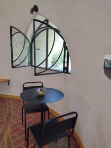 een tafel en stoelen in een kamer met een raam bij Cabañas Las Luciérnagas in San Javier