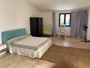 een slaapkamer met een groot bed en een raam bij Casa Scirocco IUN Q2421 in Pula