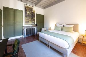 En eller flere senge i et værelse på Maison Bernard