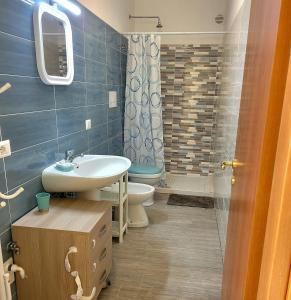 een badkamer met een wastafel, een toilet en een douche bij Villa S.Antonio in Ascea