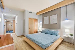 een slaapkamer met een blauw bed in een kamer bij 233B Beachside Hideaway | European Village in Bon Terra