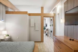 een slaapkamer met een bed en een kruis aan de muur bij 233B Beachside Hideaway | European Village in Bon Terra