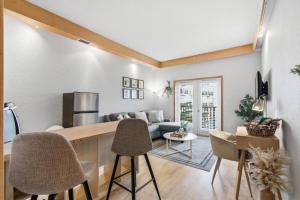 een woonkamer met een bank en een tafel bij 233B Beachside Hideaway | European Village in Bon Terra +21 foto's