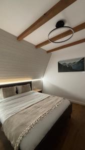 een slaapkamer met een groot bed met een plafond bij Air Cabin A2, A-frame Șerani, Bihor in Şerani