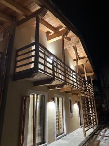 een houten trap aan de zijkant van een gebouw bij Maison ValGià in Champoluc