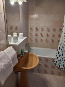 un bagno con lavandino e vasca da bagno di Apartments Aba a Hvar