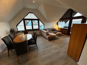 a living room with a table and a couch at Zwei schöne Ferienwohnungen in der Nähe von Winterberg in Rengershausen