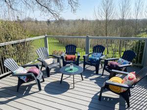 een groep stoelen en een tafel op een terras bij The Goyle-E4528 in Uplowman