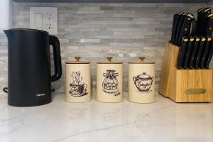 een groep van vier koffiemokken die op een toonbank staan bij Cherry Blossom Lake House in Lake Peekskill