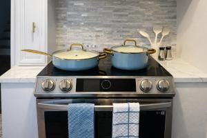 twee potten op een fornuis in een keuken bij Cherry Blossom Lake House in Lake Peekskill +21 foto's