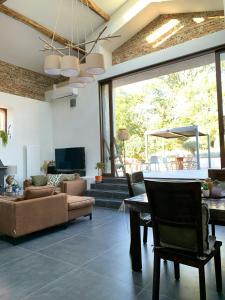 Et tv og/eller underholdning på Restored Farmhouse Near Toulouse With Pool