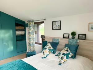 En eller flere senge i et værelse på Restored Farmhouse Near Toulouse With Pool