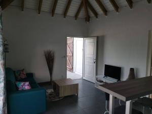 TV a/nebo společenská místnost v ubytování sea view apartment & swimming pool