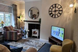 un soggiorno con TV e camino di 20 Main Street a Heysham