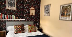 una camera con letto e parete con libri di 20 Main Street a Heysham