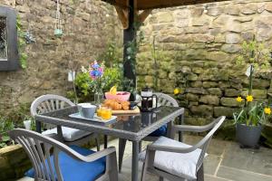 un tavolo con un piatto di cibo su un patio di 20 Main Street a Heysham